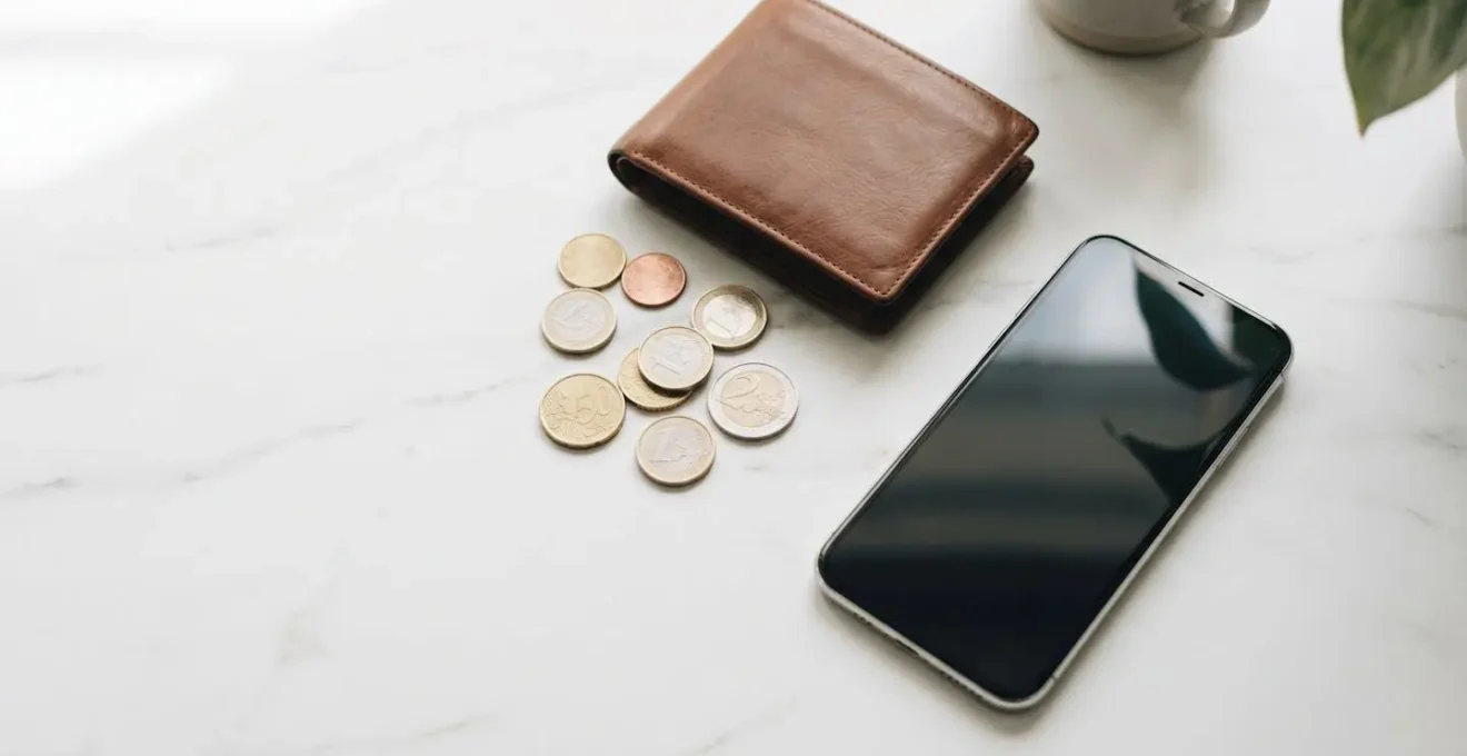 Composición minimalista mostrando la transición de pagos tradicionales a digitales con elementos de seguridad financiera