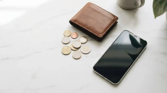 Composición minimalista mostrando la transición de pagos tradicionales a digitales con elementos de seguridad financiera